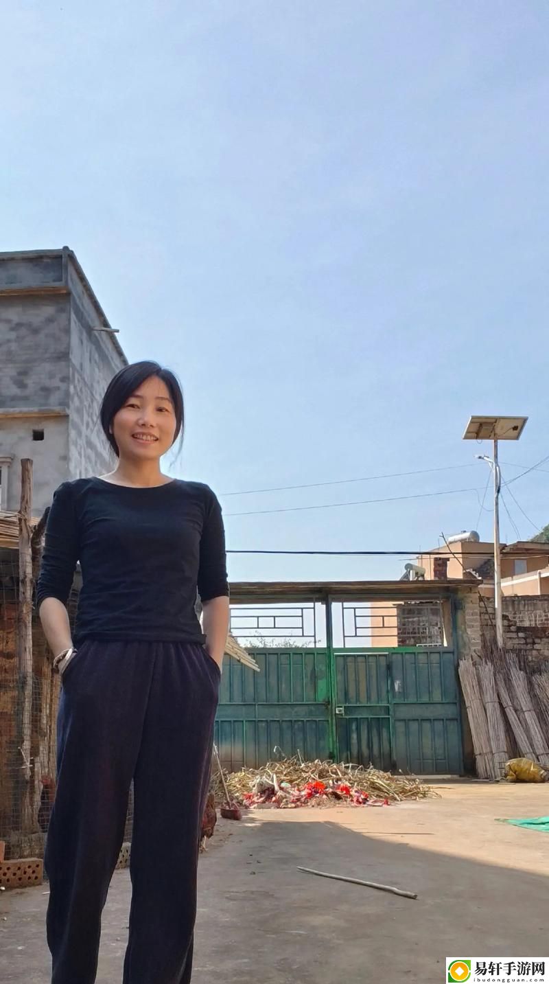  在静谧之夜：兰姨捂着嘴怕发出声音吵到别人