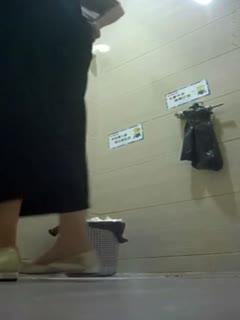  电子厂厕拍极品：隐秘角落的真实故事