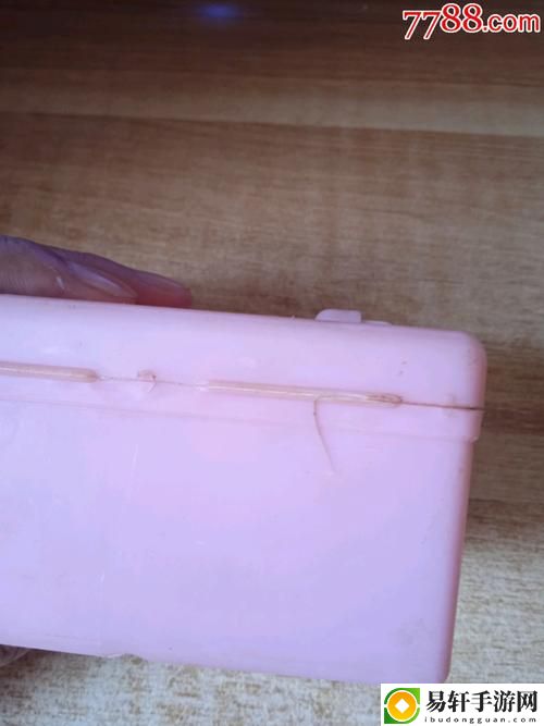 当幼儿玩具裂缝导致物品进不去，安全隐患随之而来