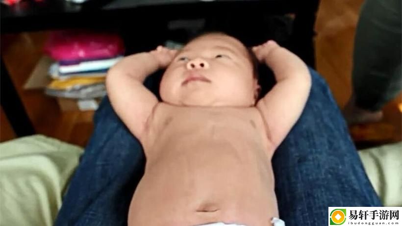  肚皮被顶的一鼓一鼓的引发热议，网友：这究竟是什么奇观？