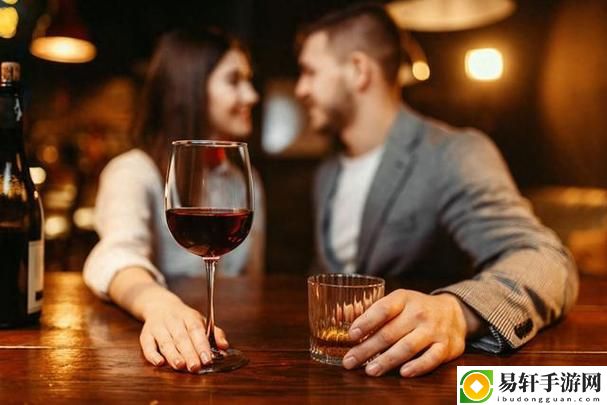 温馨聚会时光：五对夫妻一男一女一起喝酒