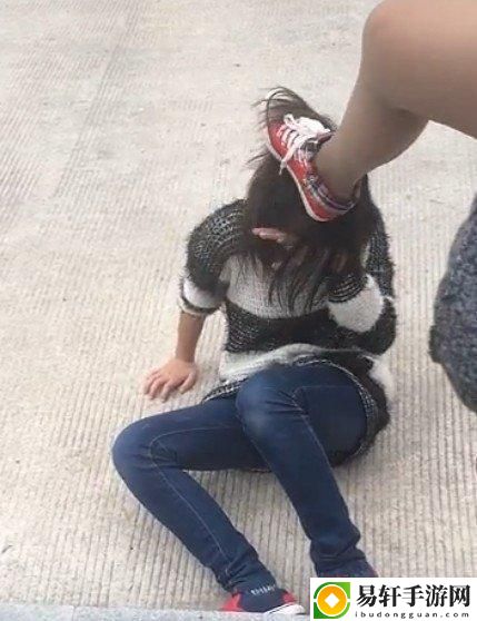  女学生被c扒衣服真人版，用户：这种现象该引起社会的深思