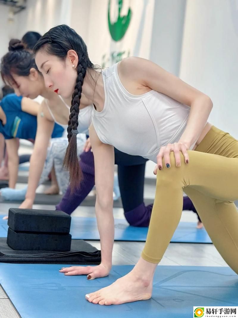  瑜伽教练的魅力与挑战，网友直言：魅力在心，挑战无畏