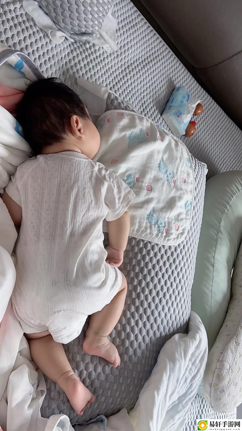  挑战与乐趣：半夜装睡配合孩子趴趴的亲子时光