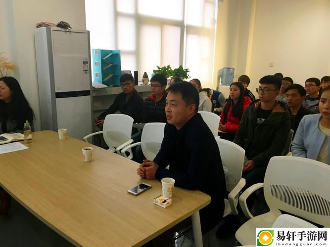  温教授停车场喂饱：一个学术与社会关怀的结合故事