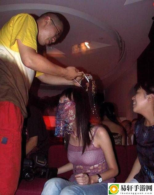 工厂大乱婬交1一7，粉丝表示：这一幕简直颠覆了我的想象！