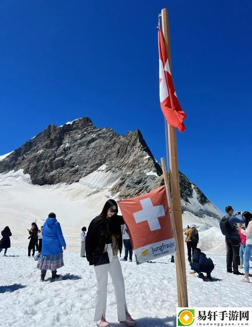 在冰雪与梦想交织的高峰之旅中——双手攀上两团少女峰