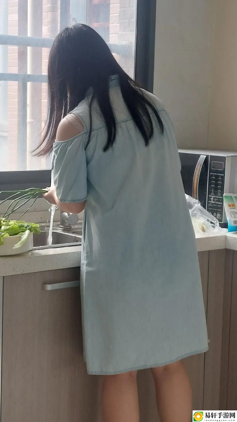  中午妈妈在厨房做饭10分钟，网友直言：真是家里的味道！