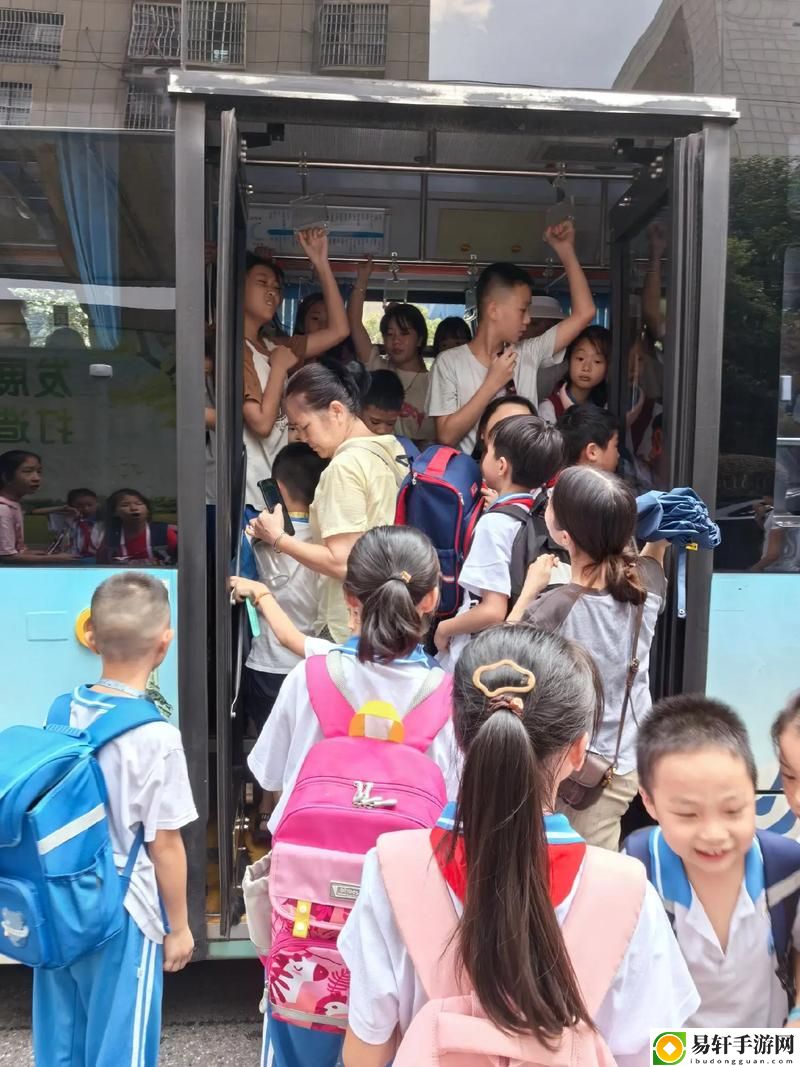  公交车意外事件：坐公交车居然弄了2个小学生，引发热议